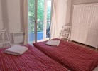 Schlafzimmer mit Doppelbett und privatem Balkon