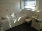 Bad mit Whirlwanne und Dusche
