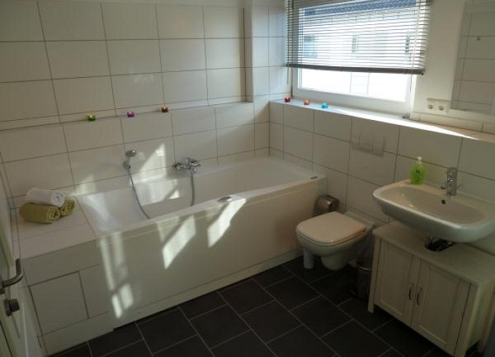 Bad mit Whirlwanne und Dusche
